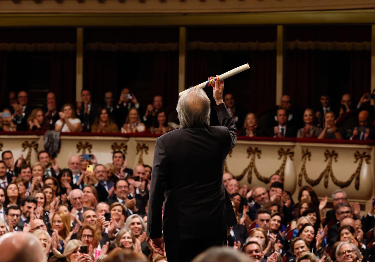 El cantautor y compositor Joan Manuel Serrat enseña al público el Premio Princesa de Asturias de las Artes