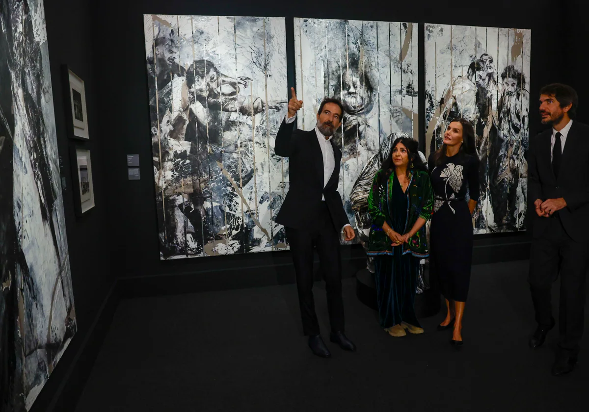 Doña Letizia, junto a Lita Cabellut, Ernest Urtasun y Eloy Martínez de la Pera, en la inauguración de la muestra