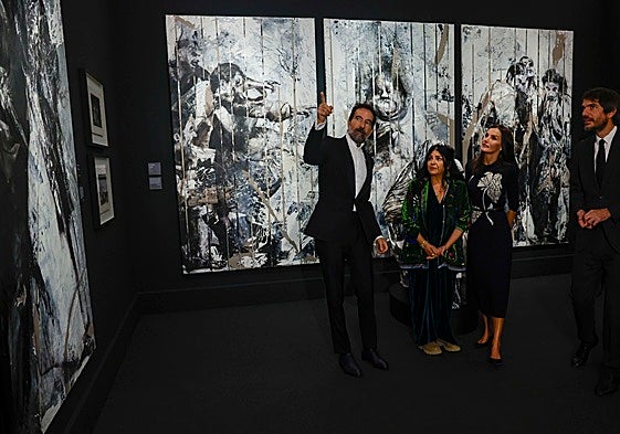Doña Letizia, junto a Lita Cabellut, Ernest Urtasun y Eloy Martínez de la Pera, en la inauguración de la muestra