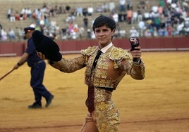 La Tertulia los 13 cambia de presidente y premia a Aarón Palacio como novillero triunfador de la Maestranza