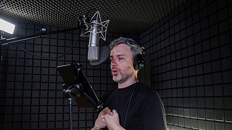 Juan Gómez-Jurado en la grabación de su audiolibro.