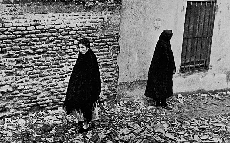 Imagen principal - Arriba, 'El barrio madrileño de Vallecas (1936-1937), de Robert Capa. Sobre estas líneas, a la izquierda, 'Estudio para una cabeza llorando I', de Picasso, dibujo preparatorio para 'Guernica', 1937. A la derecha, 'Prou del Pilar dansant' (1934), de Man Ray
