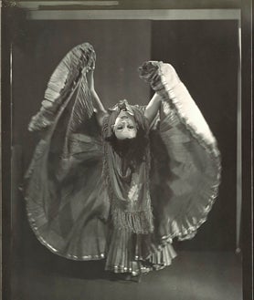 Imagen secundaria 2 - Arriba, 'El barrio madrileño de Vallecas (1936-1937), de Robert Capa. Sobre estas líneas, a la izquierda, 'Estudio para una cabeza llorando I', de Picasso, dibujo preparatorio para 'Guernica', 1937. A la derecha, 'Prou del Pilar dansant' (1934), de Man Ray