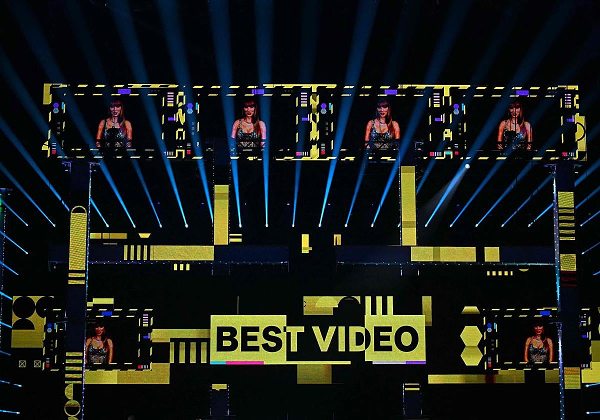 Pantalla de los MTV Europe Music Awards anunciando un premio para Taylor Swift