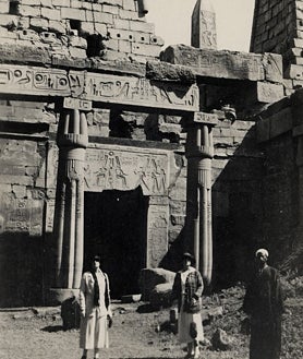 Imagen secundaria 2 - Madame Esteban y su hija en una faluca en el Nilo y ante un templo tebano y detalle de la carta enviada por Adolphe Cattaui con sus nombres en escritura jeroglífica y sus explicaciones