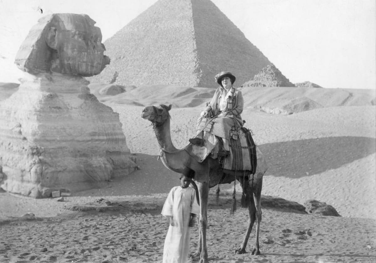 María González de Quintanilla en GIza, en 1923