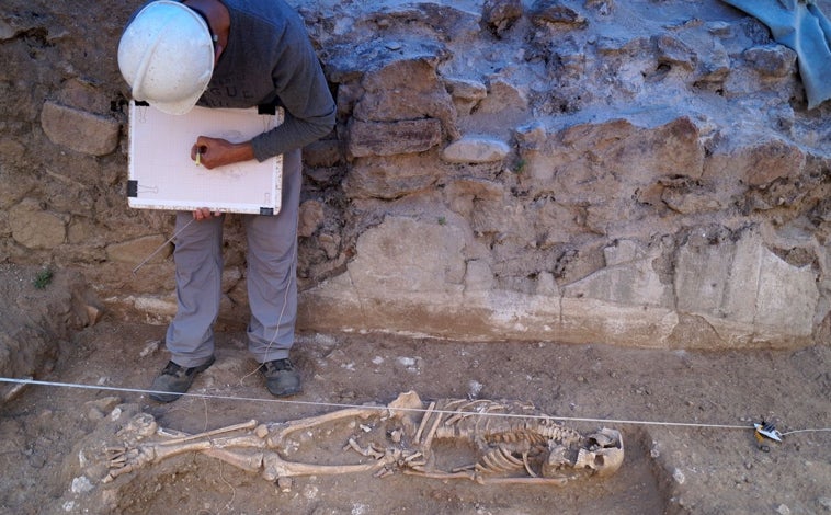 Imagen principal - El desconocido hallazgo de 38 soldados de Napoleón en el castillo de Buitrago del Lozoya