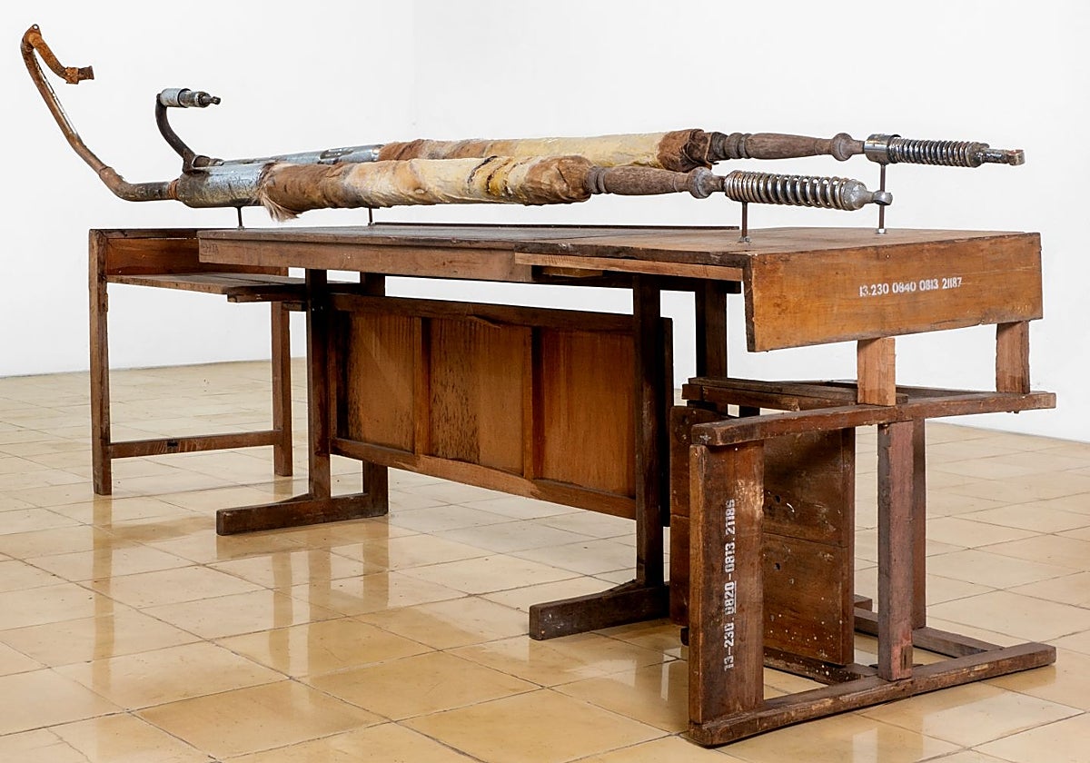 'Lubricated, Combustion Tubes, Escape Routes' (2024), de Mónica Mays