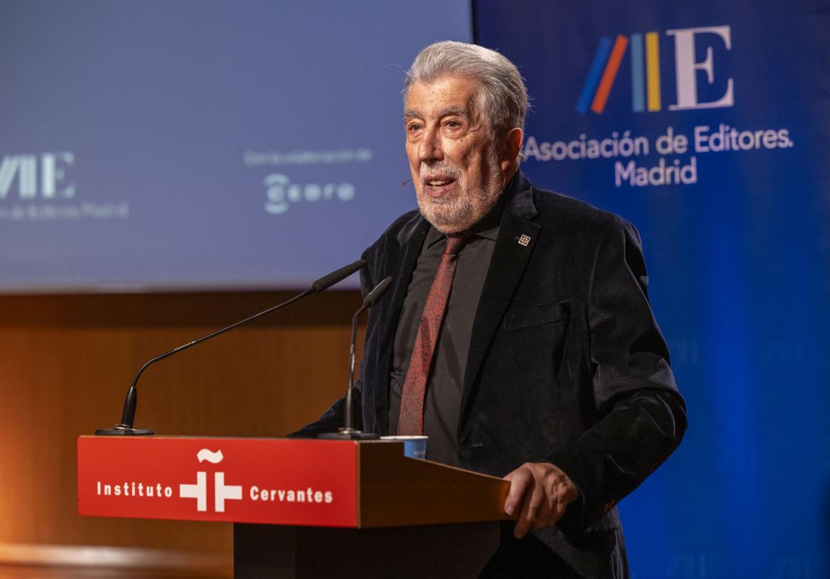 Jordi Sierra i Fabra durante su discurso de aceptación del premio Antonio Sancha