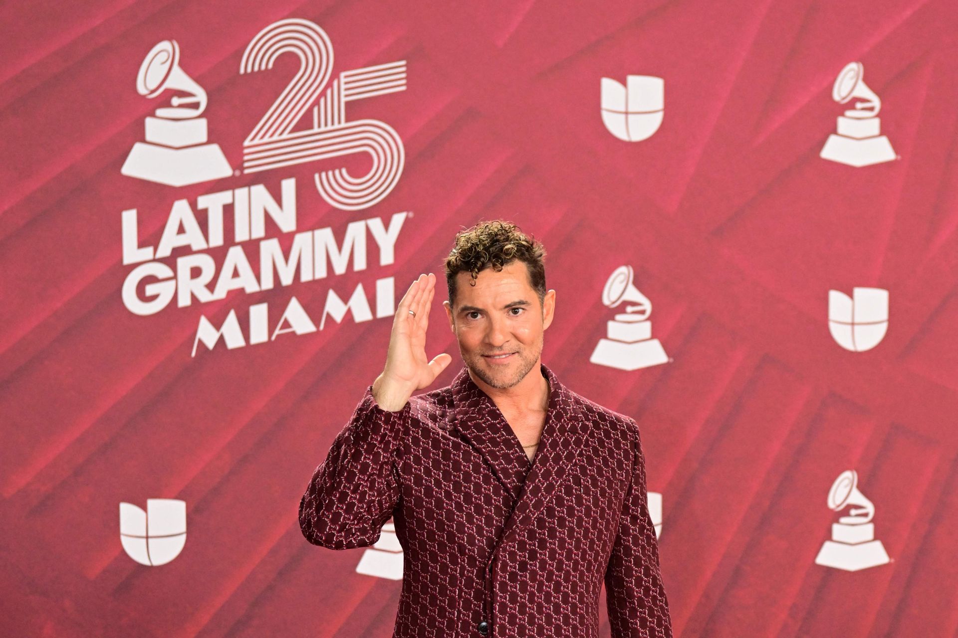 David Bisbal saluda a los medios en los Grammy latinos.