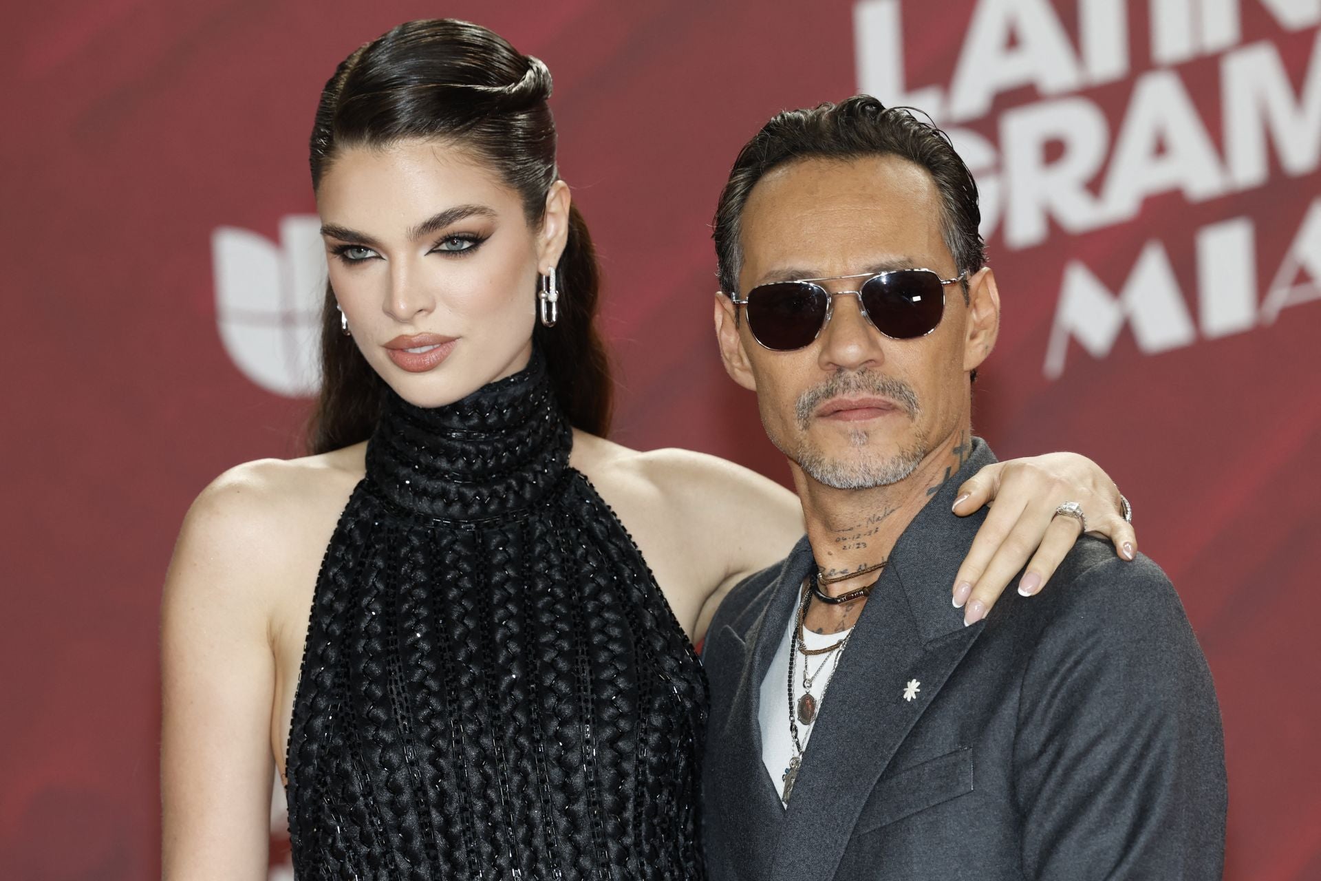 Marc Anthony, junto a su pareja en la alfombra roja.