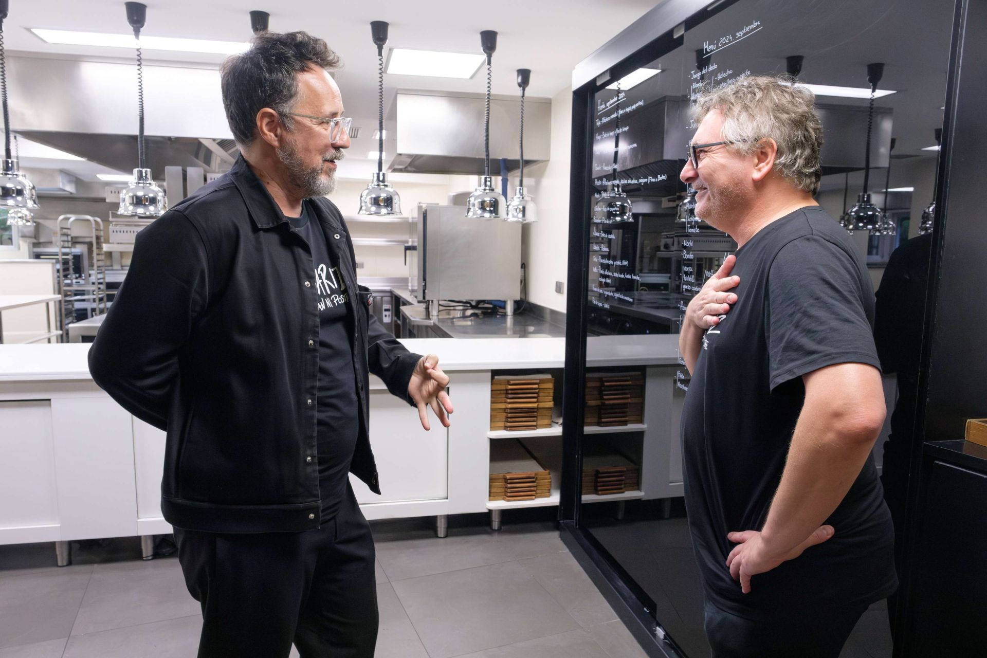 Paco Plaza y Andoni Luis Aduriz en las cocinas de Mugaritz, donde recibieron a ABC Cultural