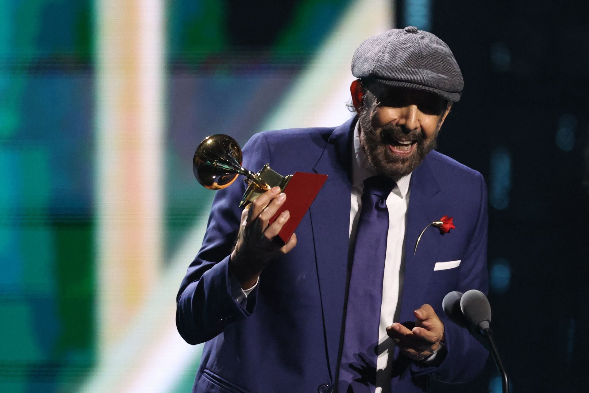 Juan Luis Guerra, en el escenario mientras recoge un Grammy Latino.