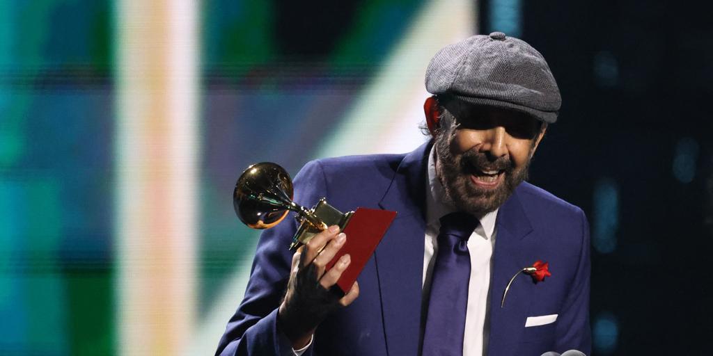 胡安·路易斯·格拉 (Juan Luis Guerra) 在第 25 届拉丁格莱美颁奖典礼上闪耀着自己的光芒,这场盛会云集了伟大的艺术家和音乐 胡安·路易斯·格拉 (Juan Luis Guerra) 在第 25 届拉丁格莱美颁奖典礼上闪耀着自己的光芒,这场盛会云集了伟大的艺术家和音乐