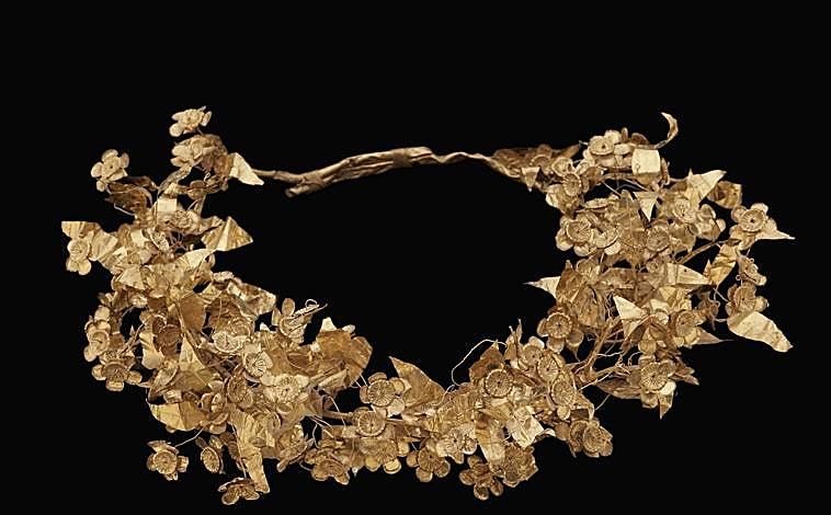 Imagen principal - Arriba, Corona de mirto en flor del 350-325 a.C. Abajo, yunque de hierro del tesoro de Ošanjići junto a unos pendientes de oro