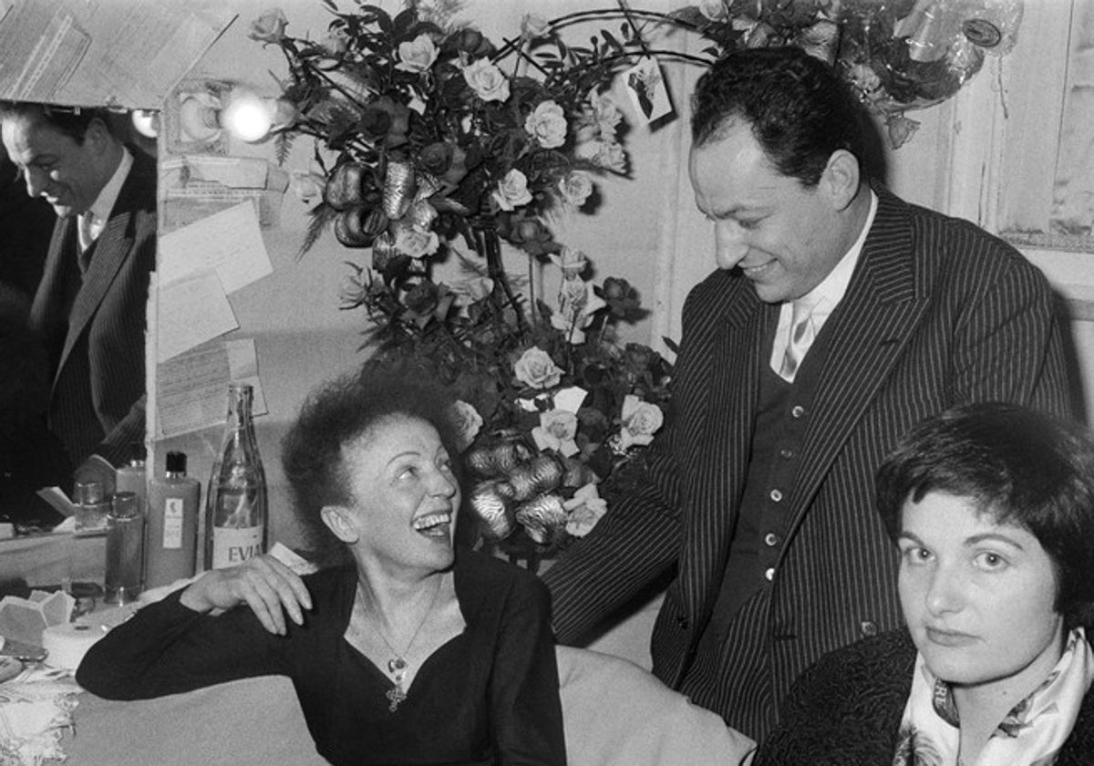 Edith Piaf (izquierda), junto a Charles Dumont tras el estreno de 'No, je ne regrette rian'