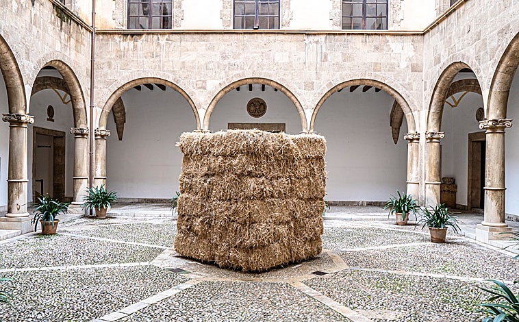 Imagen principal - De arriba abajo, 'Fio (Hilo)', en en Estudi General Lul.lià; dos de los altavoces de 'Alto', en el Colegio de Arquitectos de las Islas Baleares; y la estancia dedicada a la pieza 'Río Oir', en EGL