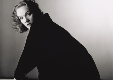 Imagen secundaria 1 - Arriba, 'Naomi Sims con mantón', Nueva York, ca. 1969. Sobre estas líneas, a la izquierda, Marlene Dietrich, Nueva York, 1948. A la derecha, 'Mujer con tocado de gallina (Lisa Fonssagrives-Penn)', Nueva York, 1949