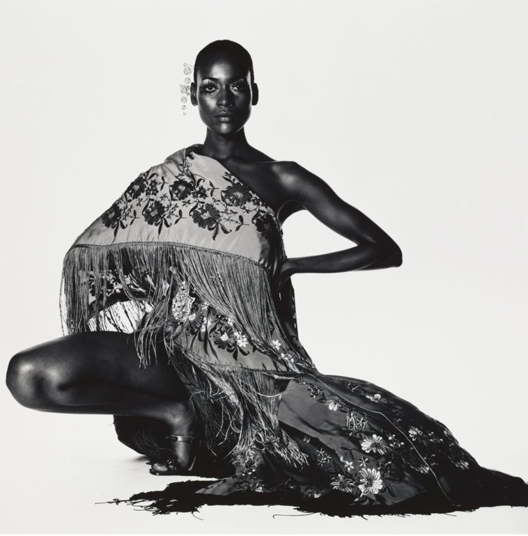 Imagen principal - Arriba, 'Naomi Sims con mantón', Nueva York, ca. 1969. Sobre estas líneas, a la izquierda, Marlene Dietrich, Nueva York, 1948. A la derecha, 'Mujer con tocado de gallina (Lisa Fonssagrives-Penn)', Nueva York, 1949