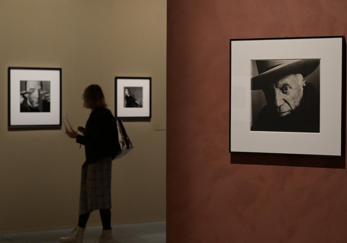 En primer plano, Picasso, retratado por Penn. A la izquierda, un retrato de Ingmar Bergman