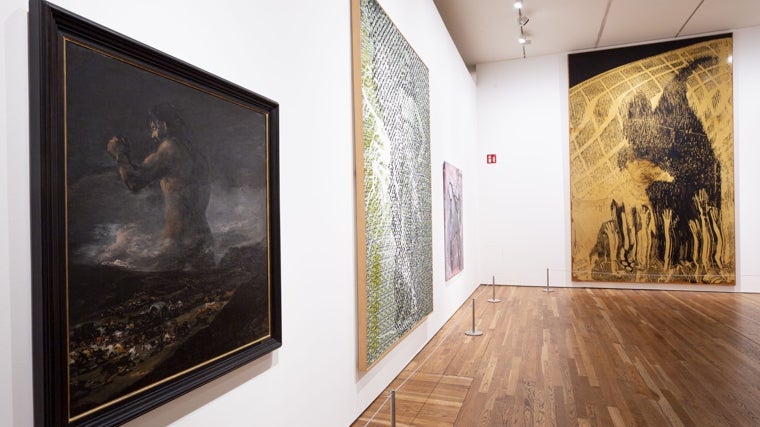 A la izquierda, 'El Coloso', que el Prado tiene como atribuido a Goya. Al fondo, 'Miedo (hombre negro)', de Polke