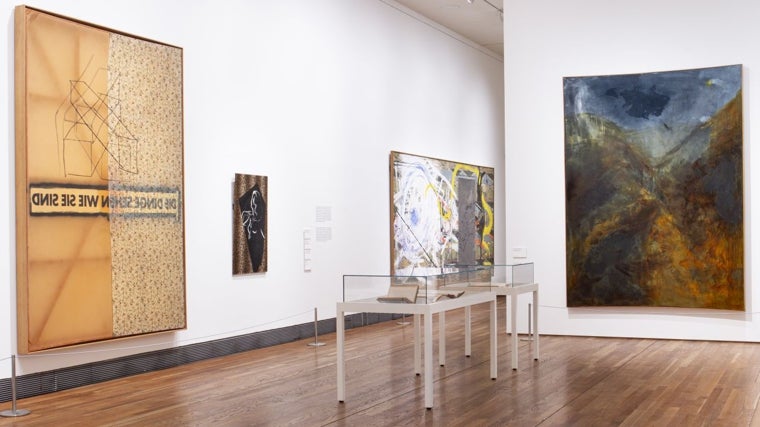 A la izquierda, 'Ver las cosas como son'. A la derecha, 'Gorro para dormir'. Ambas obras son de Sigmar Polke