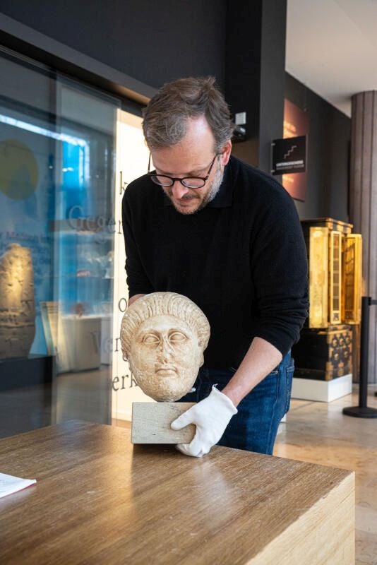 El conservador del mueso alemán Johannes Wessels empaqueta cuidadosamente la cabeza antes de su repatriación