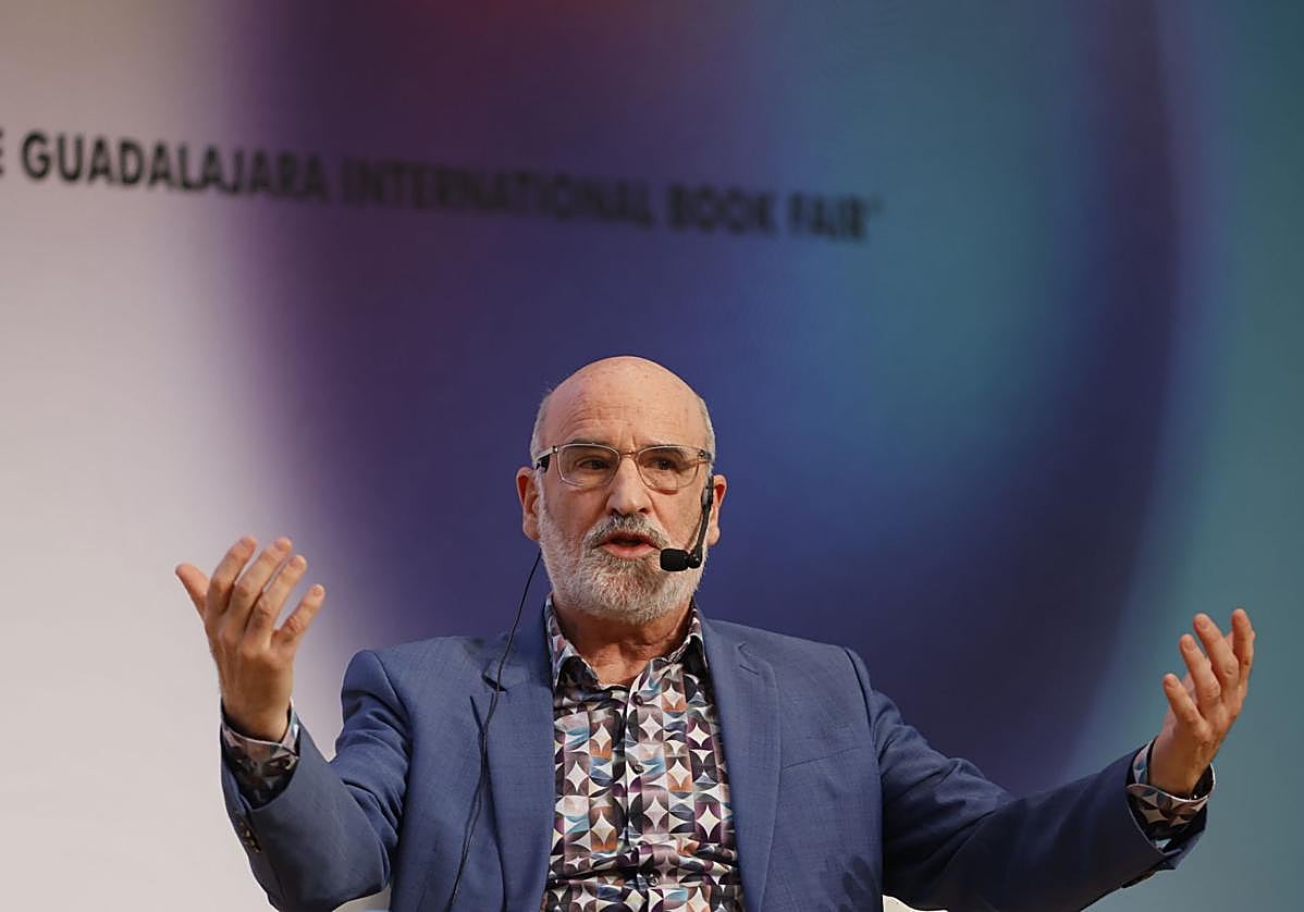 Fernando Aramburu habla durante la apertura del Salón Literario de la Feria Internacional del Libro de Guadalajara