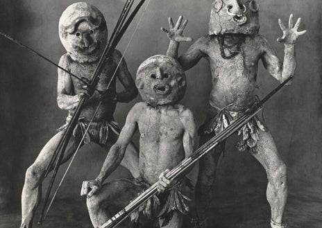 Imagen secundaria 1 - De arriba abajo, 'Nude number 72' (1949-1950); 'Three Asaro Mud Men. New Guinea'; y 'Glove and Shoe, New York' (1947)