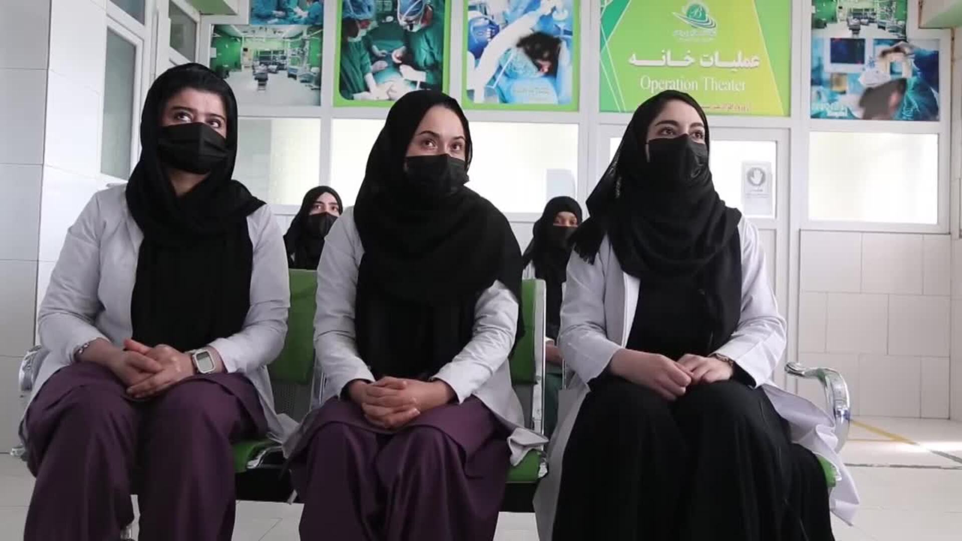 Los talibanes impiden a mujeres formarse como matronas o enfermeras, denuncian estudiantes