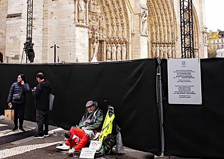 Imagen secundaria 1 - Exteriores de la Catedral de Notre Dame horas antes de su reapertura oficial