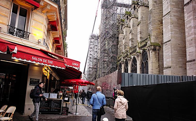 Imagen principal - Exteriores de la Catedral de Notre Dame, horas antes de su reapertura