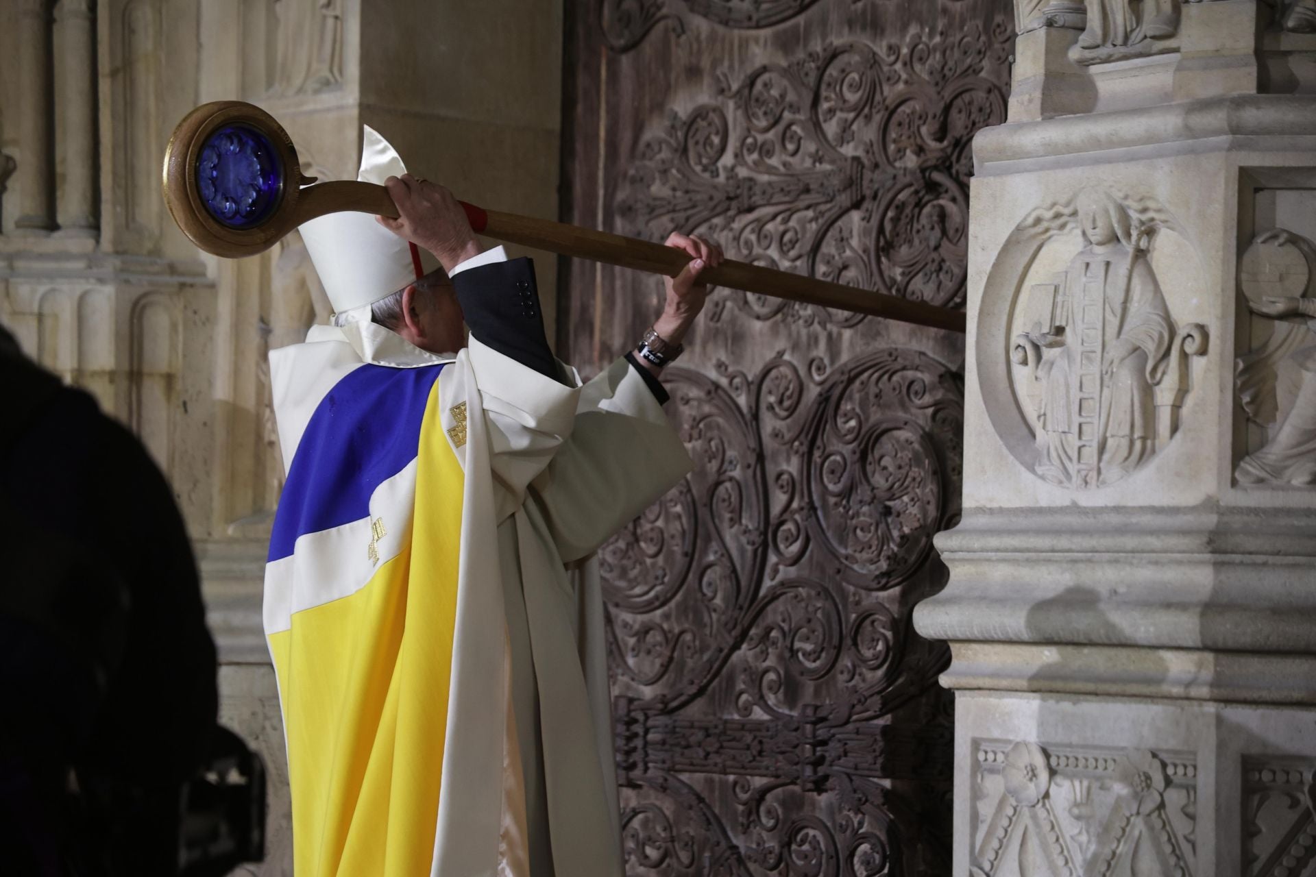 El arzobispo de París, Laurent Ulrich, abre las puertas de Notre Dame