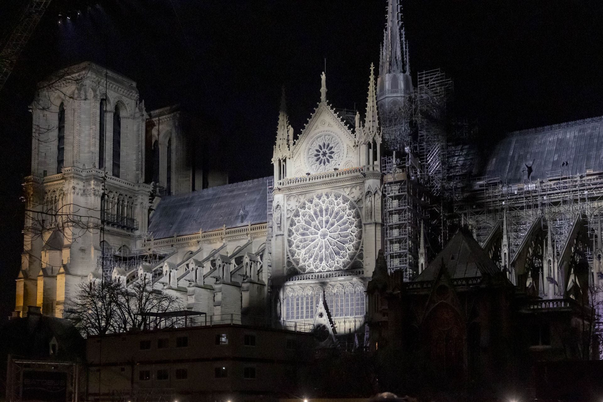 Lateral de Notre Dame desde el exterior