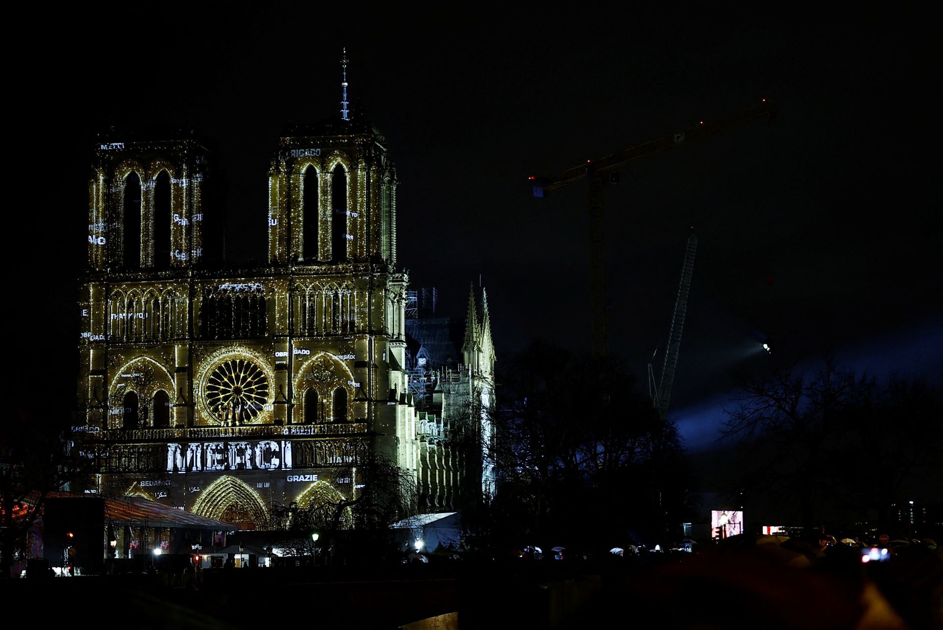 Fachada de la catedral de Notre Dame con la palabra 'Merci' ('Gracias')