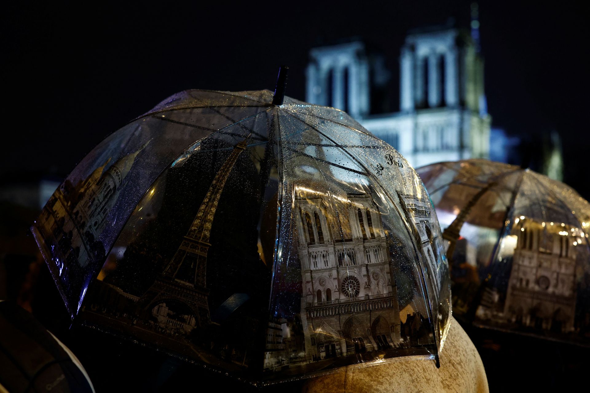 Ciudadanos asisten a la reapertura de Notre Dame