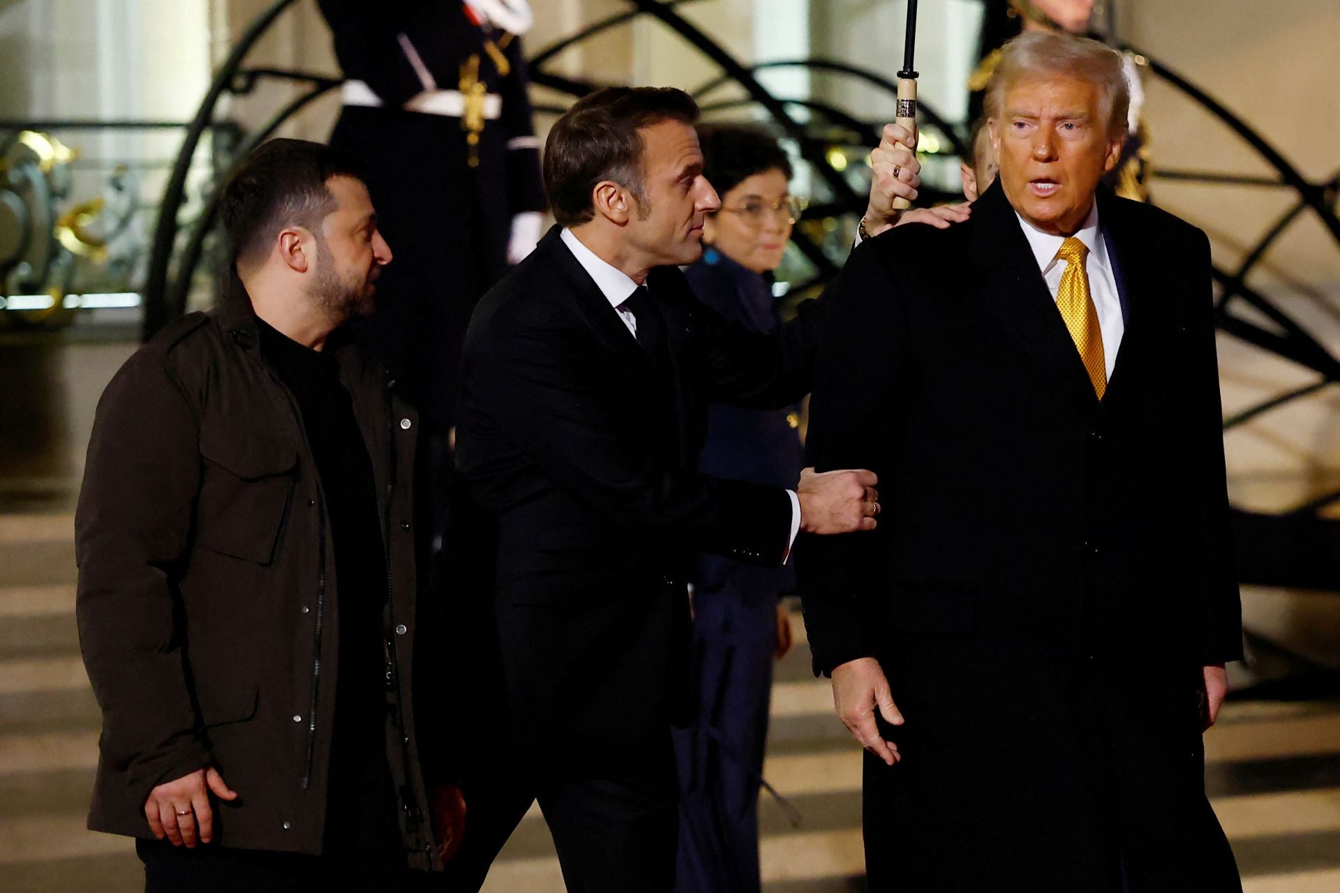 Emmanuel Macron con Donald Trump y Volodímir Zelenski