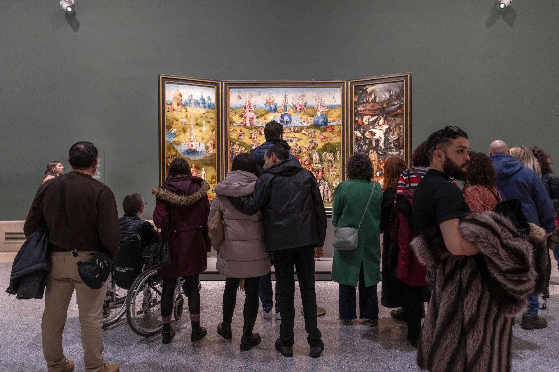 Visitantes en la sala del Bosco