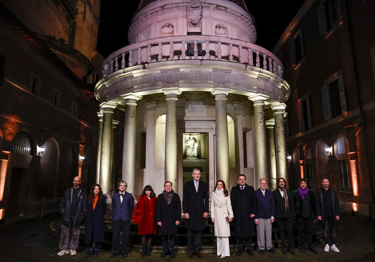 Don Felipe y Doña Letizia, junto a José Manuel Albares (5i) y un grupo de hispanistas italianos