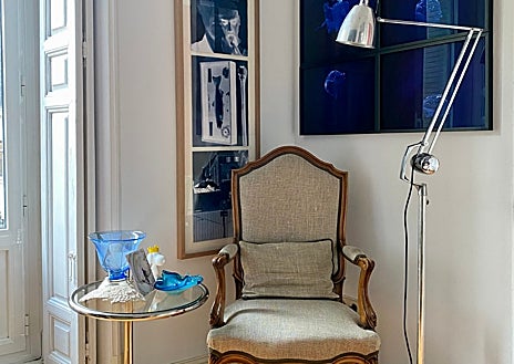 Imagen secundaria 1 - De arriba abajo, 'Penélope', de Roberto López Martín en DDR; detalle del montaje de la feria ArtInPlace; un momento de la edición anterior de Maldita Estampa, en Barcelona