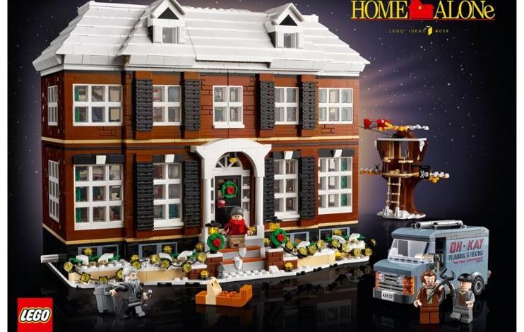 Imagen principal - Arriba, un Lego de 'Solo en casa''. Botella de vino de los viñedos de Coppola. A la derecha, cartel de 'Parthenope', de Sorrentino
