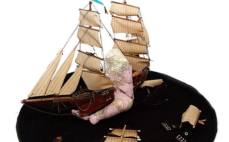 Imagen principal - De arriba abajo, 'Penélope', de Roberto López Martín en DDR; detalle del montaje de la feria ArtInPlace; un momento de la edición anterior de Maldita Estampa, en Barcelona