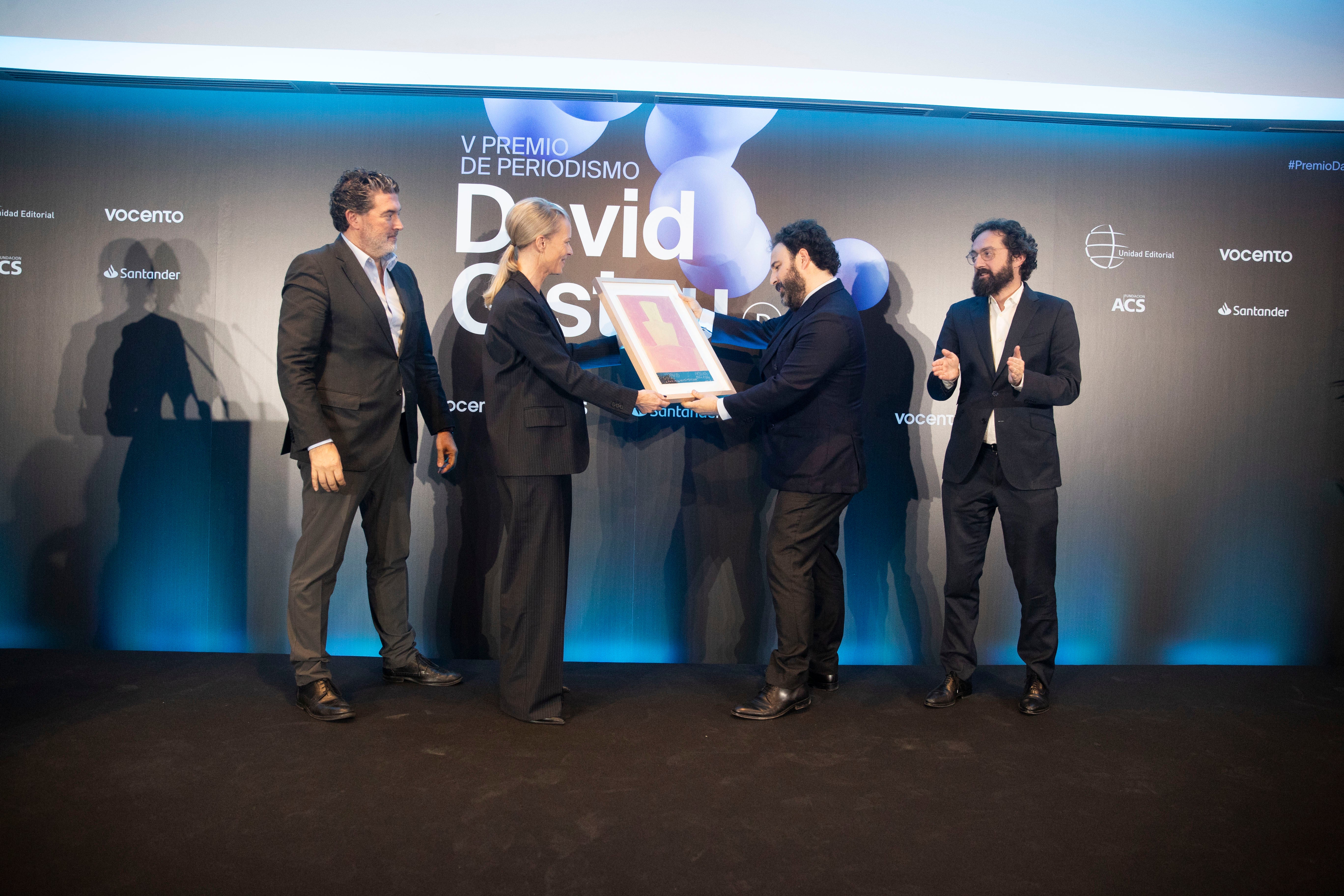 El periodista galardonado, José F. Peláez, recoge el premio de manos de la viuda de David Gistau, Romina Caponnetto, ante el director de ABC, Julián Quirós, y el director de 'El Mundo', Joaquín Manso