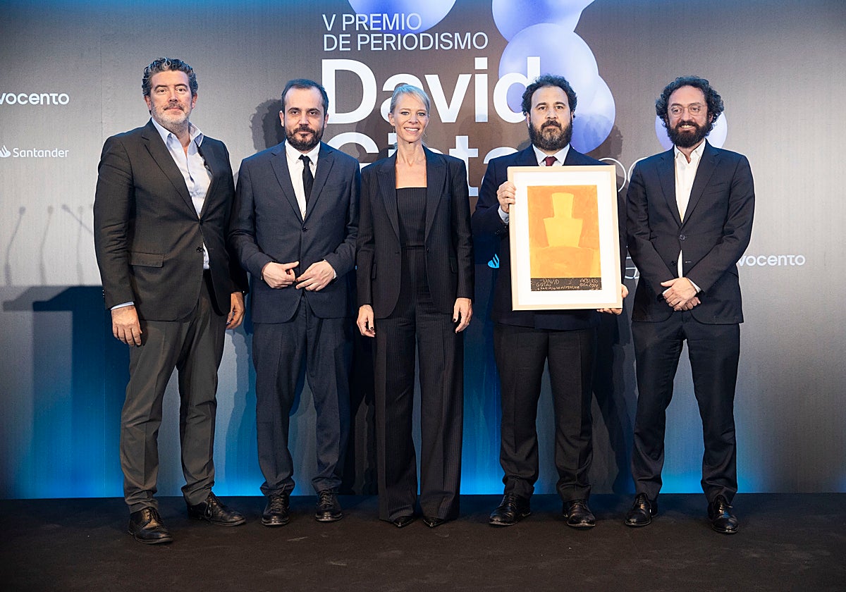 El periodista José F. Peláez, tras recibir el V Premio David Gistau, acompañado del director de ABC, Julián Quirós; el subdirector de 'El Mundo', Gonzalo Suárez; Romina Caponnetto, viuda de Gistau, y el director de 'El Mundo', Joaquín Manso.