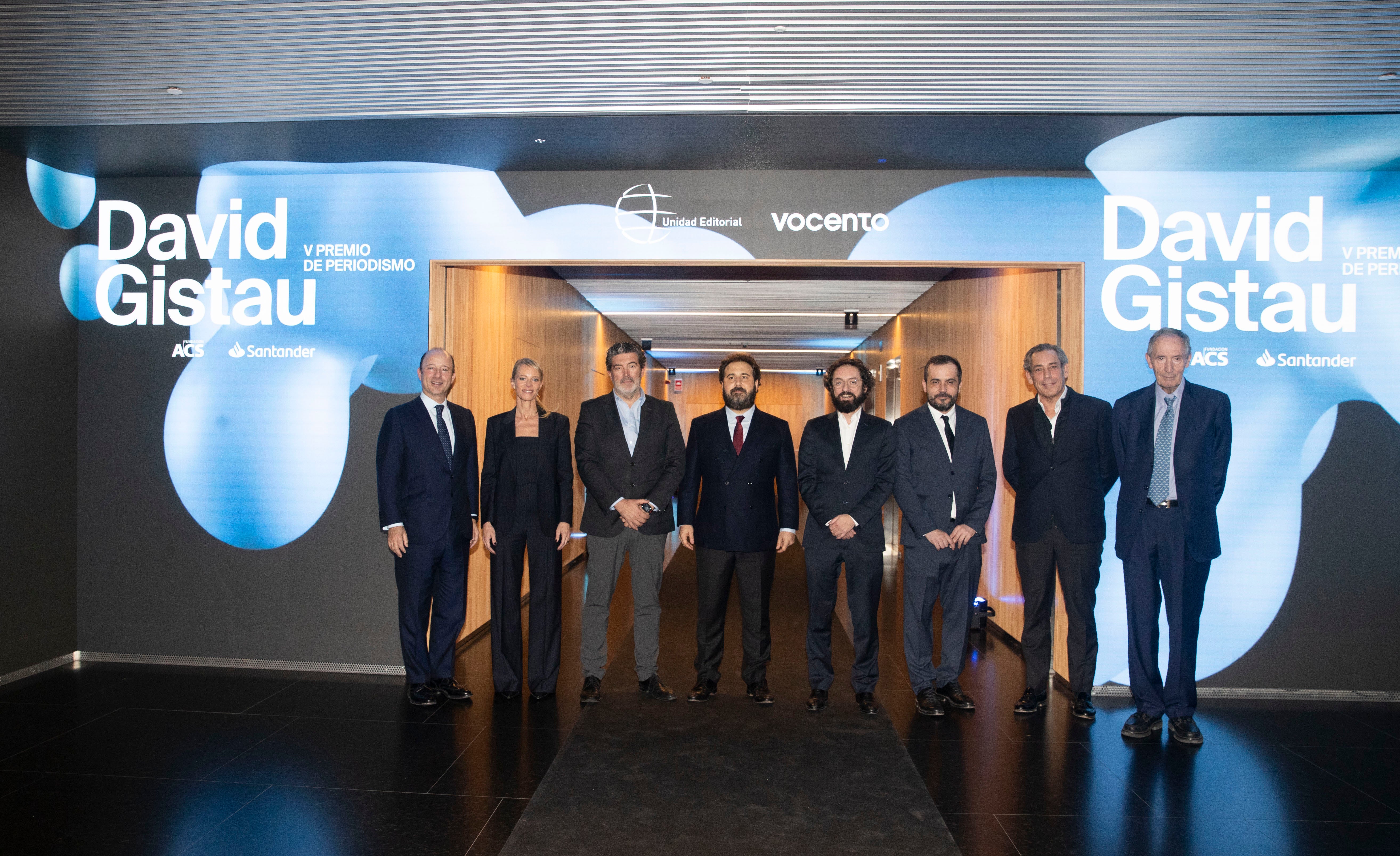 De izquierda a derecha: el vicepresidente de Santander España, Juan Manuel Cendoya; la viuda de David Gistau, Romina Caponnetto; el director de ABC, Julián Quirós; el premio David Gistau 2024, José F. Peláez; el director de 'El Mundo', Joaquín Manso; el subdirector de 'El Mundo', Gonzalo Suárez; el consejero delegado de Vocento, Manuel Mirat, y el presidente de la Fundación ACS, Antonio García Ferrer