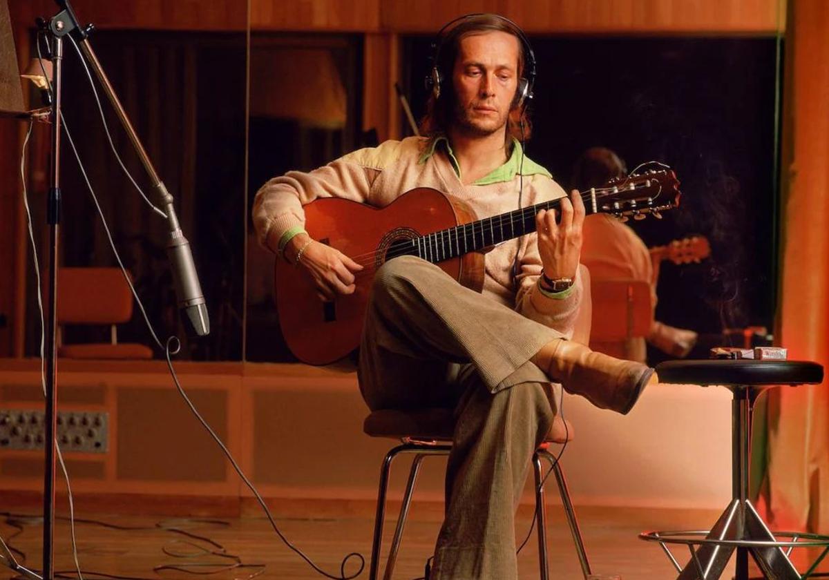 Paco de Lucía, en el estudio, a finales de la década de los 70