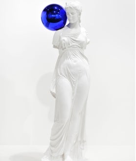 Imagen secundaria 2 - Arriba, 'La intervención de las sabinas' de David', de Jeff Koons (1955). Sobre estas líneas, a la izquierda, 'Cabeza con casco', 