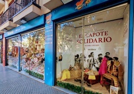 La juguetería Osorno de Sevilla se viste de torero para el lanzamiento de una campaña solidaria con capotes de Pablo Aguado