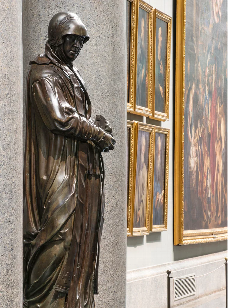 Image of the sculpture of Mary of Hungary in the Central Gallery of the Prado