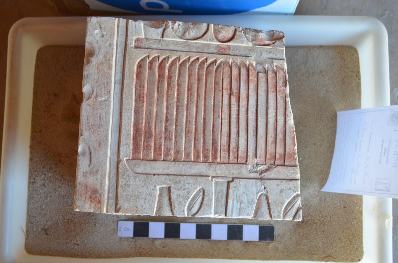 Imagen secundaria 1 - Dos de las piezas extraídas de la tumba de Pemu y una pared decorada de la misma sepultura